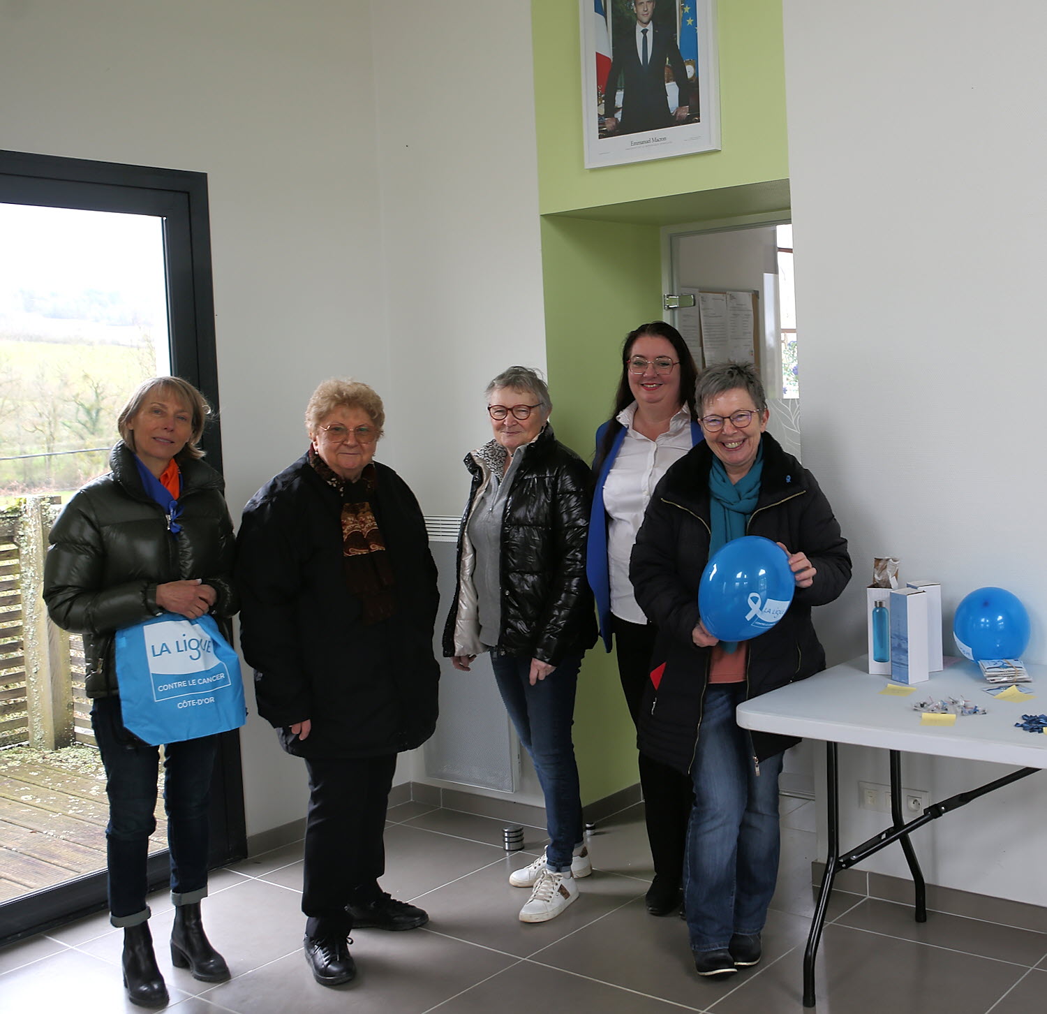 Geneviève Bréchat, maire de Saint-Hélier (à droite) et sa première adjointe, Annabelle Lambert, étaient présentes lors de la matinée de sensibilisation au cancer colorectal