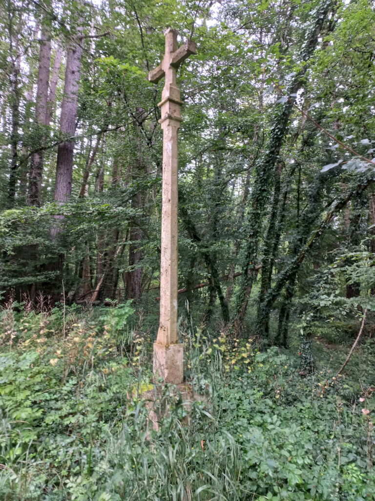 Croix dans la forêt
